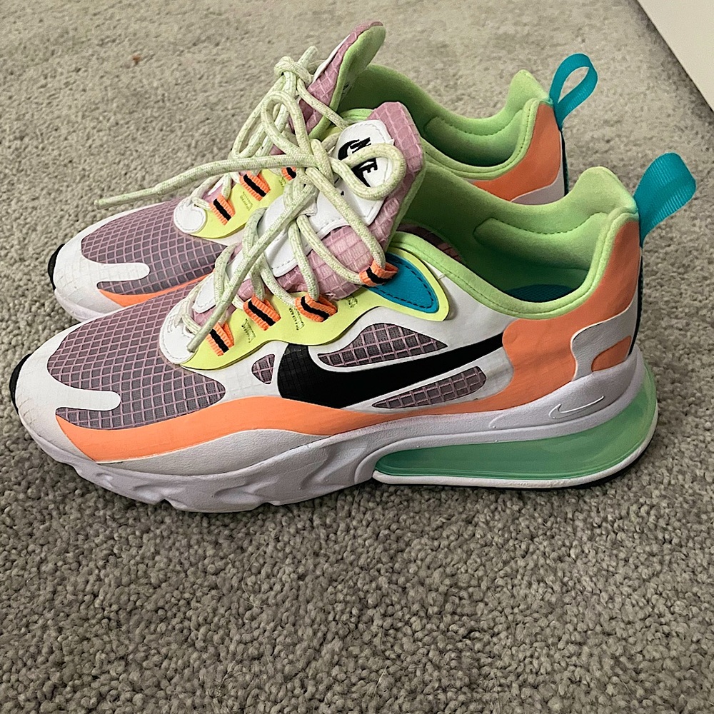 Wmns Air Max 270 React SE 'Light
Arctic Pink'